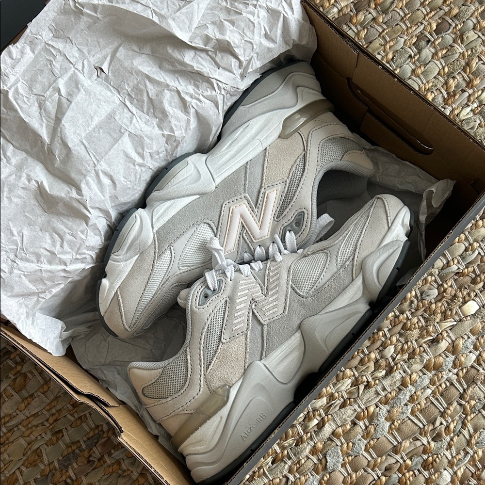big kids size 6, women's 7.5 NEW BALANCE "greygrey" 9060 sneaker